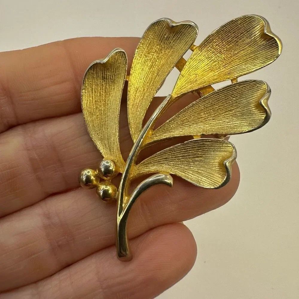 Gold tone vintage leaf brooch